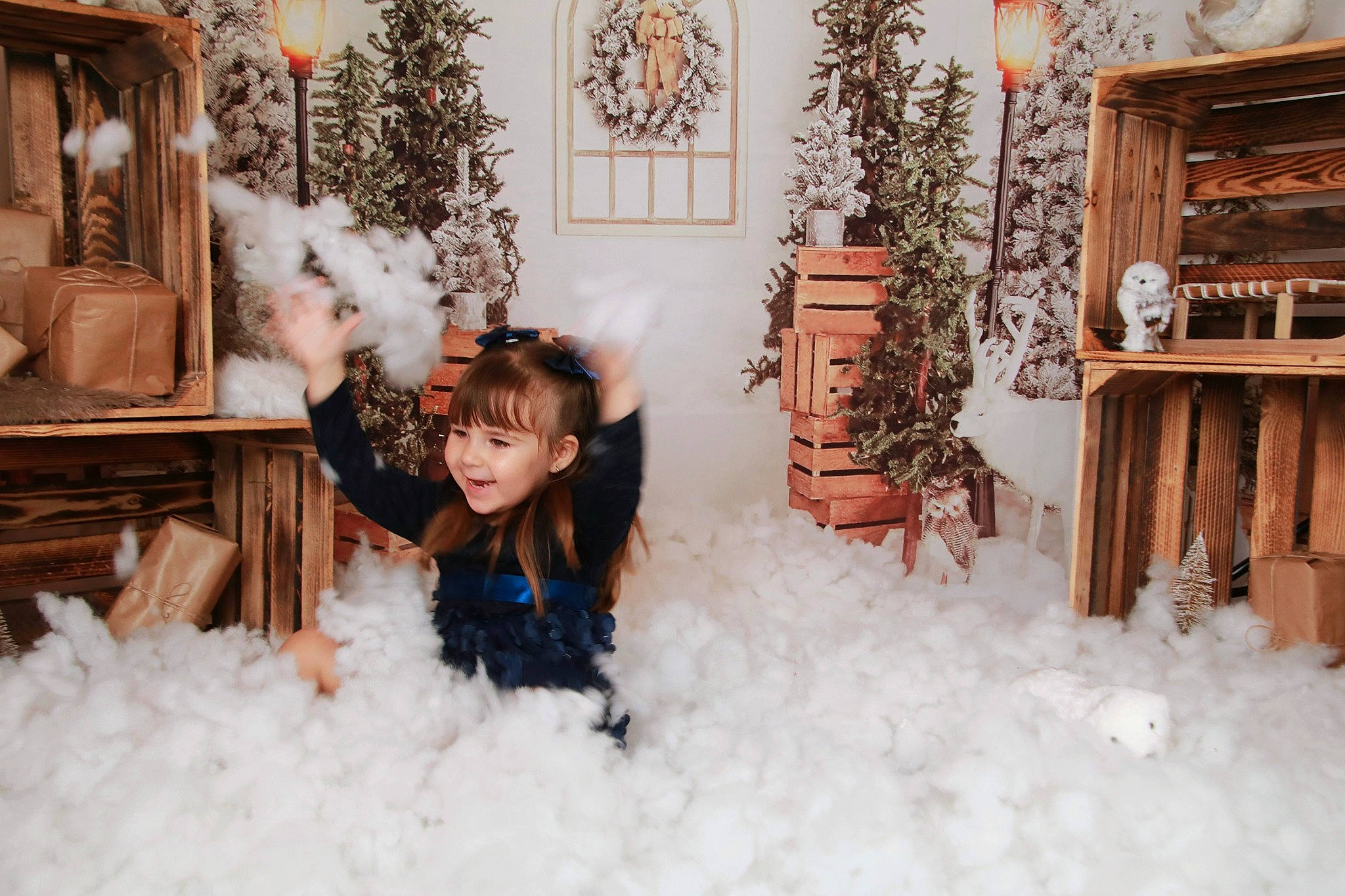 Mia participe au concours pour gagner de l'argent avec cette photo : christmas, christmas_decoration, christmas_eve, christmas_ornament, conifer, event, flash_photography, freezing, fur, happy, holiday, home, joy, ornament, person, room, smile, snow, toy, tree