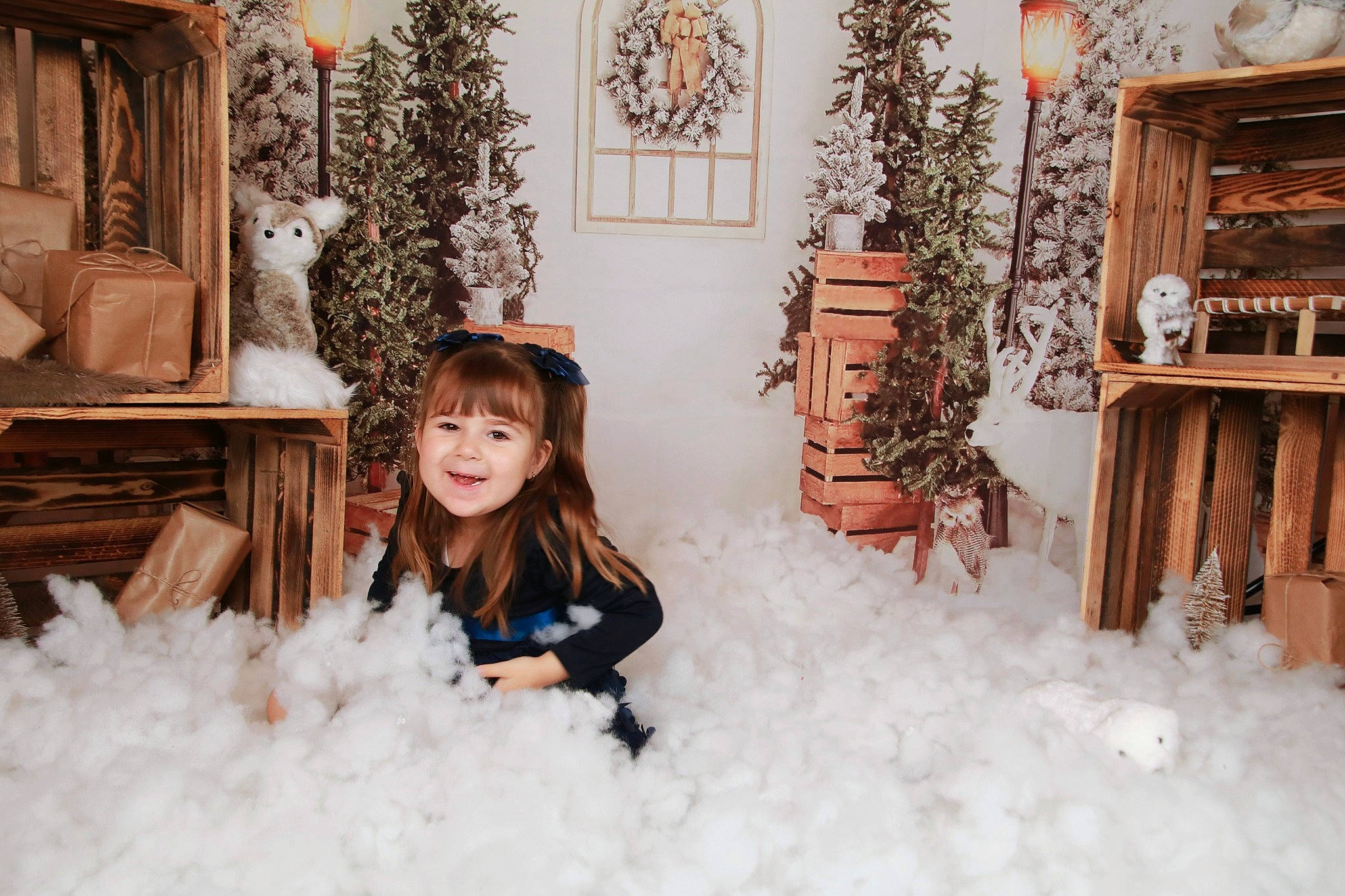 Mia a rejoint le concours — aidez-le/la à gagner de superbes lots ! beauty, christmas_decoration, conifer, event, flash_photography, freezing, fun, fur, happy, home, joy, people, person, photograph, plant, room, smile, snow, toddler, tree