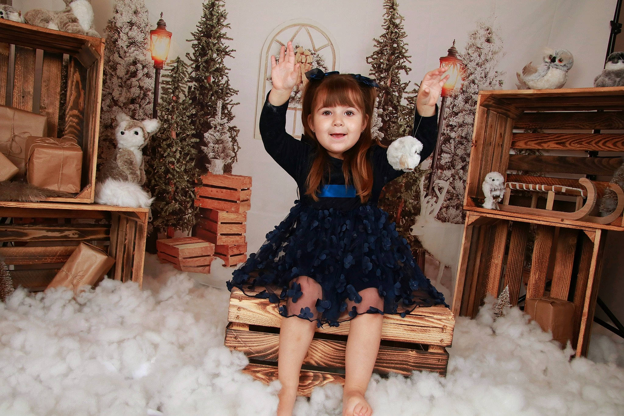Mia participe au concours pour gagner de l'argent avec cette photo : chair, dress, event, fashion_design, fawn, freezing, fun, fur, happy, hat, human_body, joy, lighting, long_hair, person, pink, snow, thigh, tree, white
