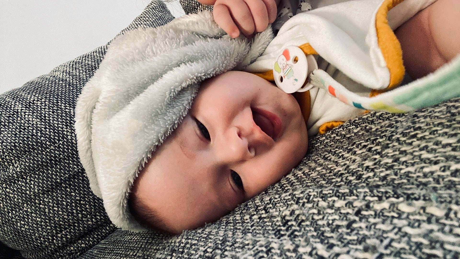 Lizio participe au concours pour gagner de l'argent avec cette photo : baby, baby_sleeping, cheek, child, comfort, eye, eyebrow, eyelash, gesture, grass, happy, head, headgear, linens, mouth, nose, person, skin, smile, textile