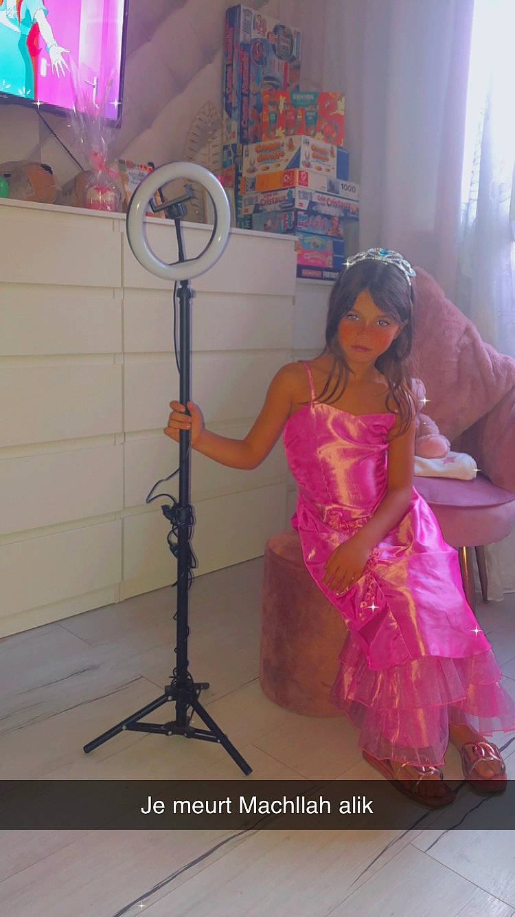 Tania participe au concours pour gagner de l'argent avec cette photo : art, balance, costume, costume_design, curtain, event, fashion_accessory, fashion_design, flooring, formal_wear, jewellery, magenta, mythical_creature, performing_arts, person, purple, room, ruffle, satin, silk