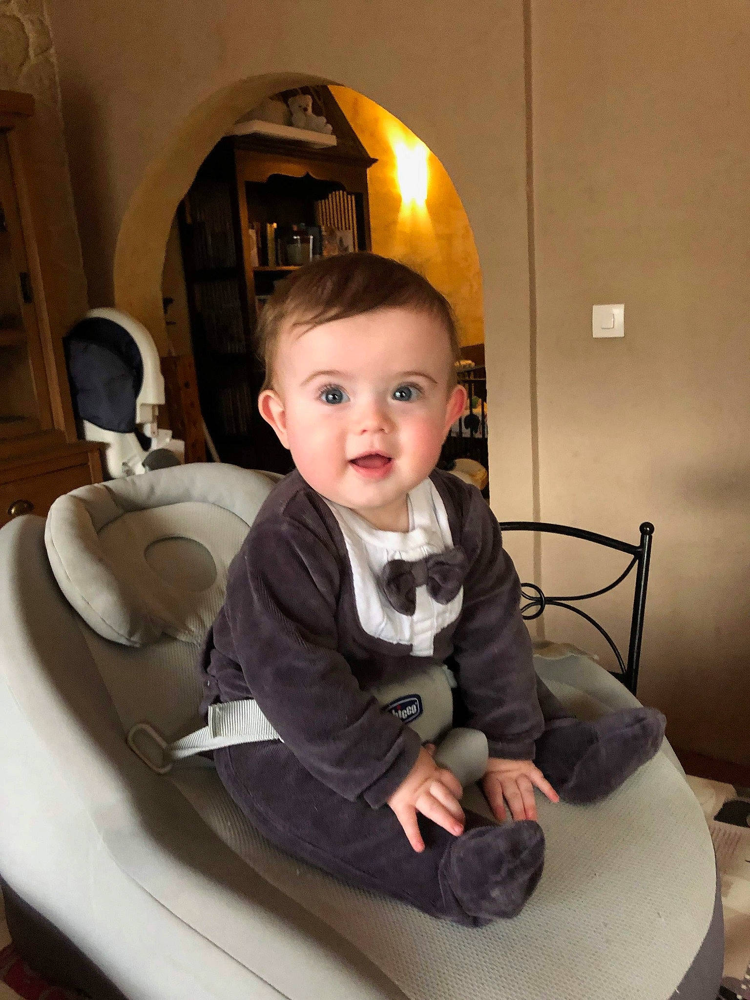 Léandre participe au concours pour gagner de l'argent avec cette photo : car_seat, child, infant, person, product, sitting, toddler