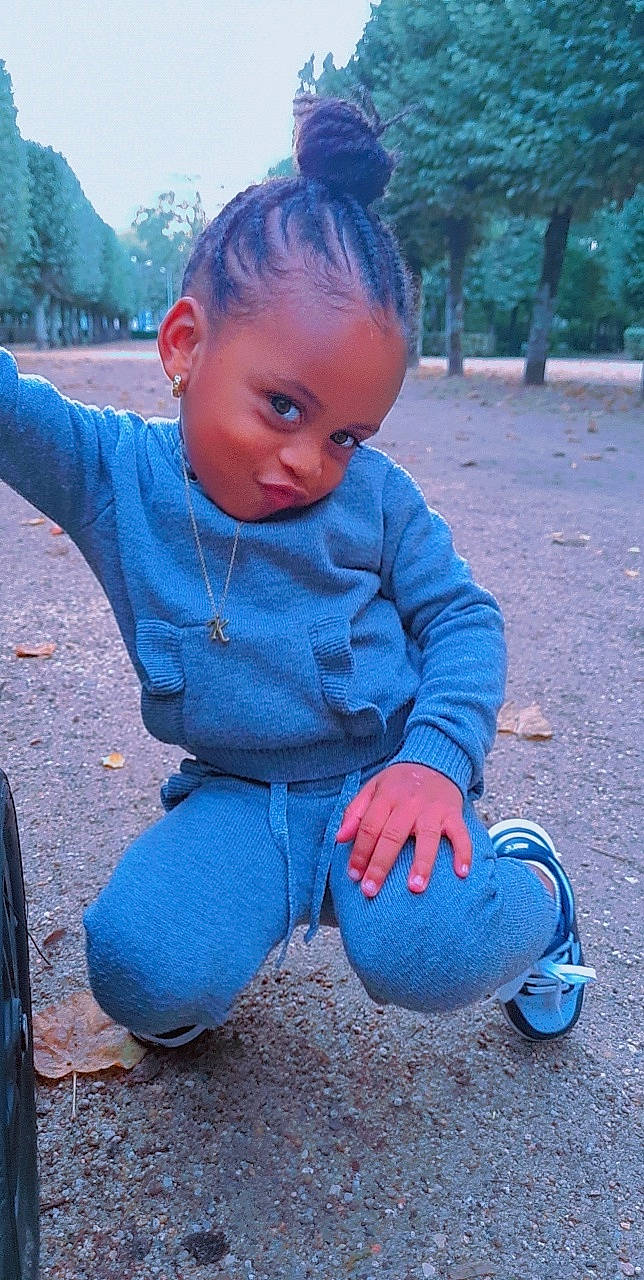 Këlane participe au concours pour gagner de l'argent avec cette photo : azure, baby_toddler_clothing, blue, child, chin, denim, electric_blue, eye, grass, hair, happy, head, human_body, leaf, person, plant, public_space, sitting, soil, toddler