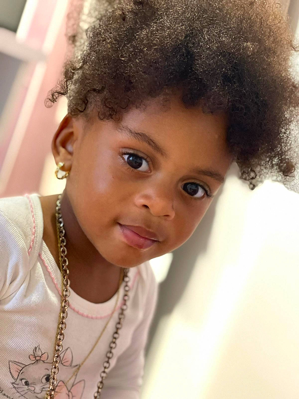 Këlane participe au concours pour gagner de l'argent avec cette photo : afro, beauty, black_hair, body_jewelry, cheek, eye, eyebrow, eyelash, face, forehead, hair, hairstyle, happy, head, jewellery, jheri_curl, lip, nose, organ, person