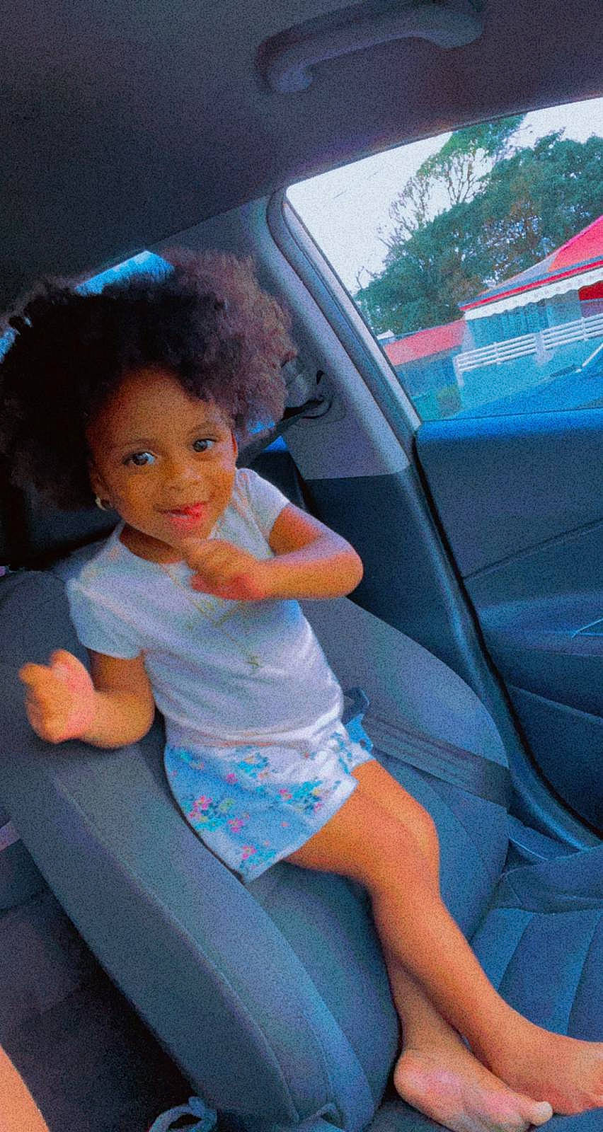 Këlane a rejoint le concours — aidez-le/la à gagner de superbes lots ! automotive_design, automotive_exterior, blue, car_seat, car_seat_cover, cool, dress, hand, head, iris, joy, leisure, lip, motor_vehicle, mouth, person, skin, smile, thigh, toddler