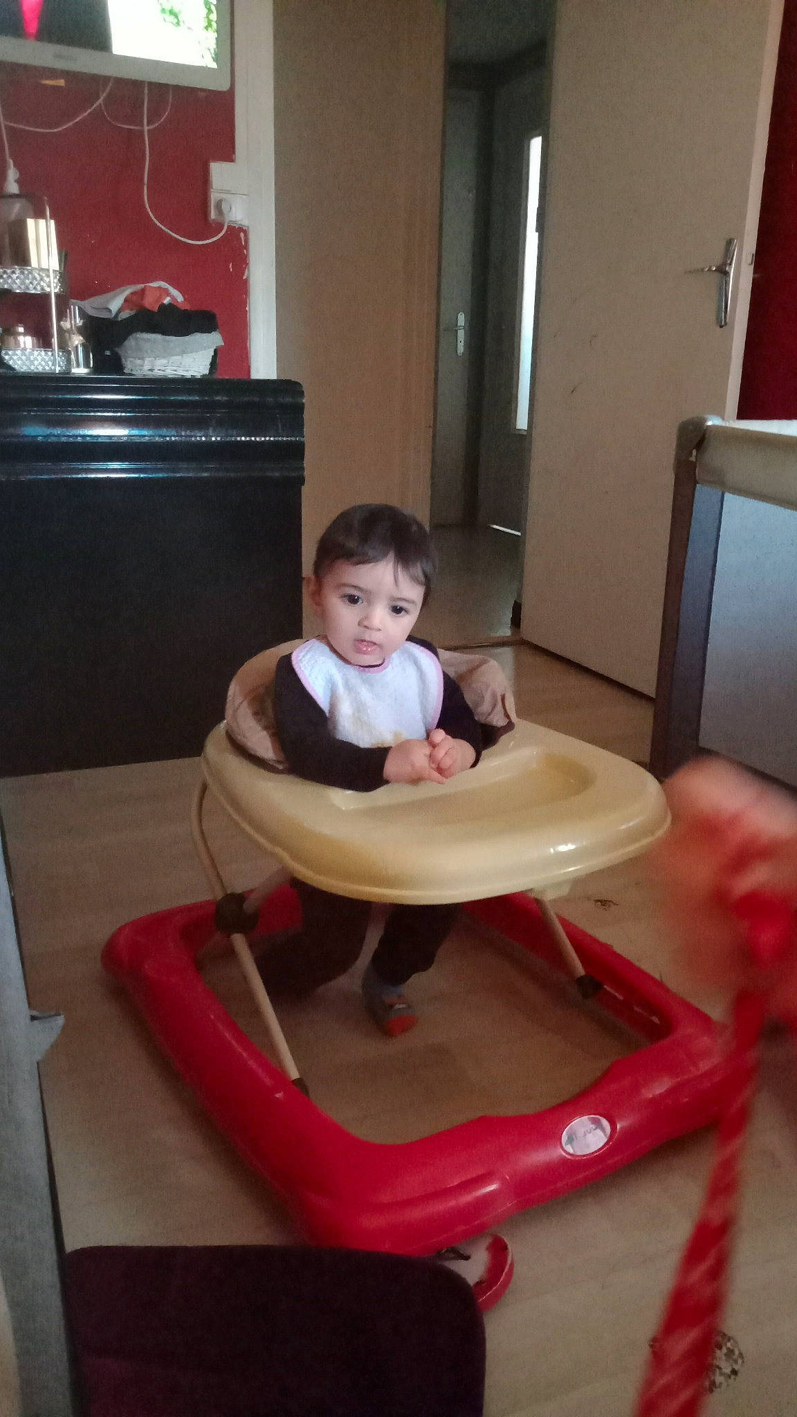 Solayman a rejoint le concours — aidez-le/la à gagner de superbes lots ! baby, carmine, child, comfort, cooking, face, floor, flooring, hardwood, home_appliance, kitchen, kitchen_appliance, kitchen_stove, leisure, person, room, sitting, t_shirt, table, toddler