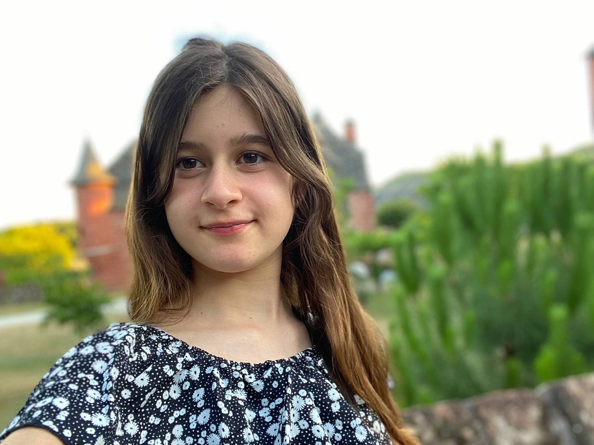 Romane a rejoint le concours — aidez-le/la à gagner de superbes lots ! eye, eyebrow, face, facial_expression, flash_photography, grass, hair, hairstyle, happy, head, iris, joy, leaf, lip, neck, organ, people_in_nature, person, shoulder, skin