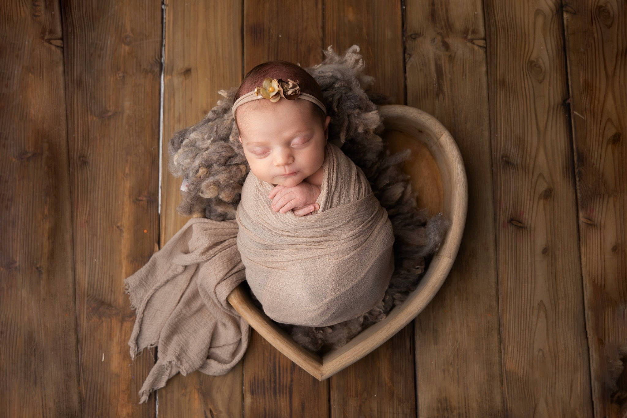 Alyssa a rejoint le concours — aidez-le/la à gagner de superbes lots ! baby_toddler_clothing, door, eye, fashion_accessory, flash_photography, flooring, fun, grass, hair, hair_accessory, happy, hardwood, head, headband, headpiece, jewellery, person, sitting, toddler, wood