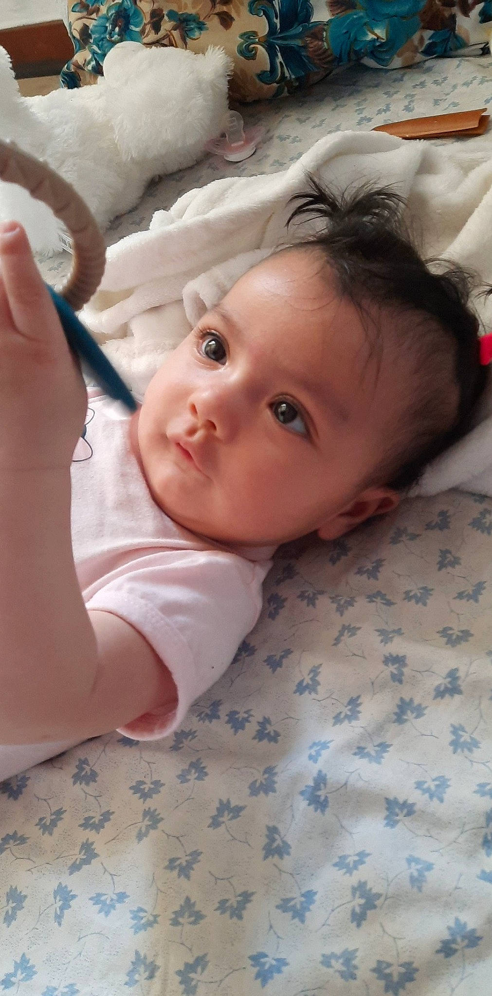 Cayla participe au concours pour gagner de l'argent avec cette photo : baby, baby_toddler_clothing, blond, cheek, child, chin, comfort, eyebrow, eyelash, flooring, happy, human_body, iris, linens, lip, mouth, nose, person, skin, toddler