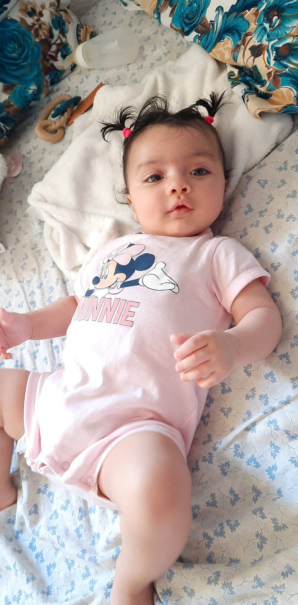 Cayla a rejoint le concours — aidez-le/la à gagner de superbes lots ! baby, baby_toddler_clothing, blue, cheek, chin, eye, eyelash, finger, happy, iris, lip, neck, person, pink, skin, sleeve, stomach, t_shirt, thigh, toddler