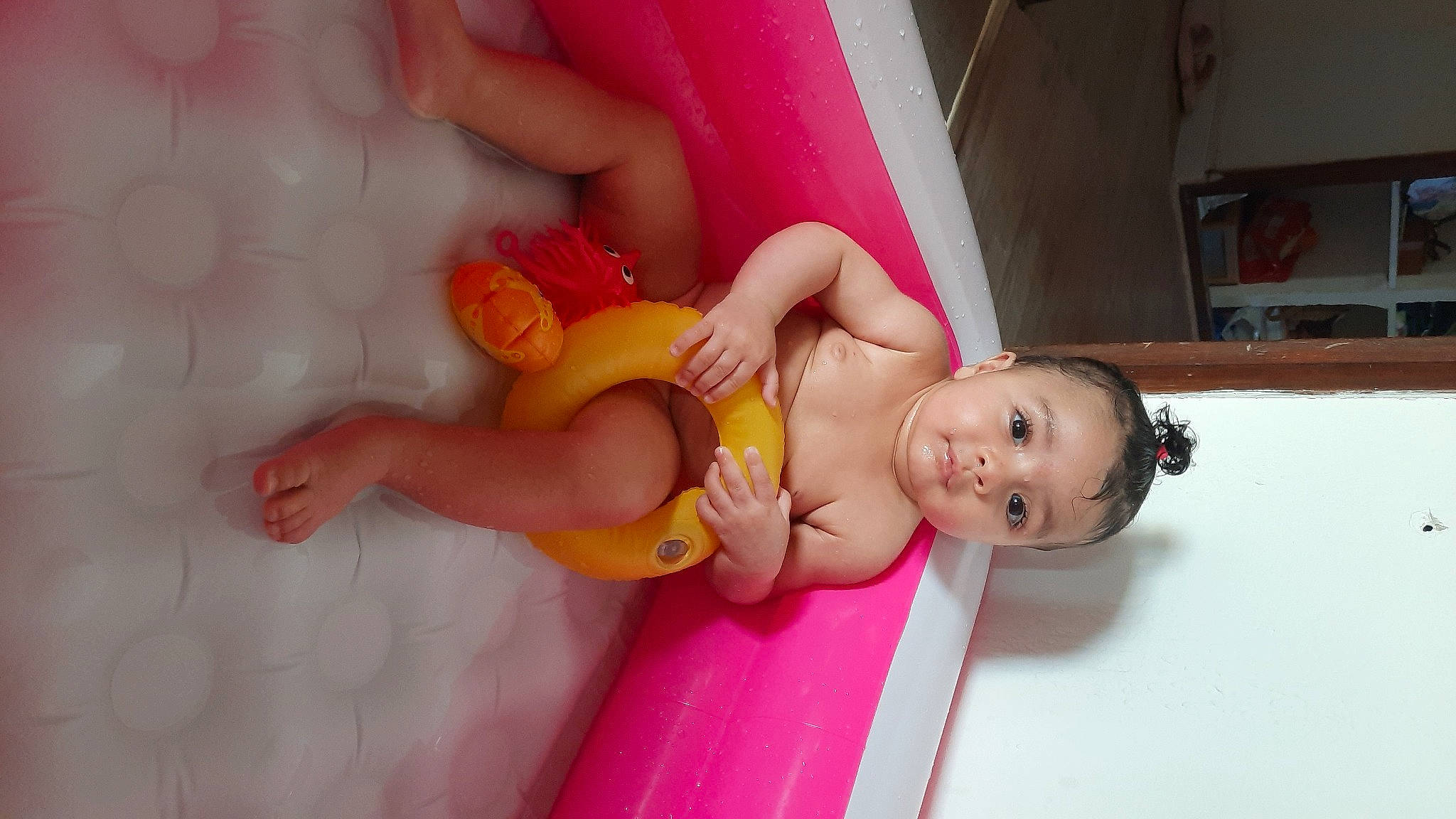 Cayla a rejoint le concours — aidez-le/la à gagner de superbes lots ! abdomen, baby, bathing, chest, diaper, dress, finger, foot, hand, human_body, knee, leg, nail, person, pink, skin, stomach, thigh, toddler, toy