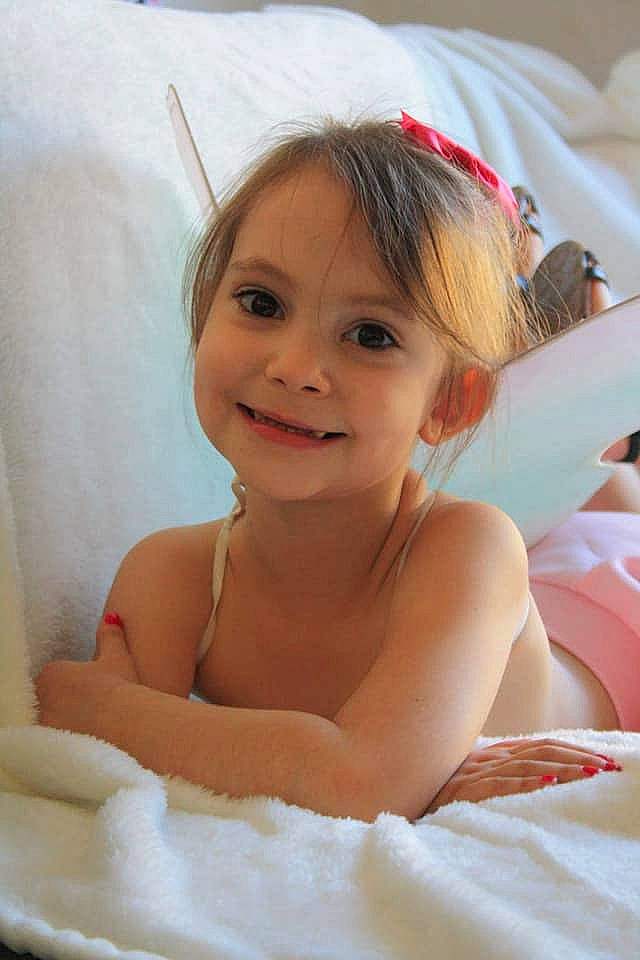 Adixia participe au concours pour gagner de l'argent avec cette photo : baby, bathing, bathtub, beauty, child, face, joy, linens, person, skin, smile, textile, toddler