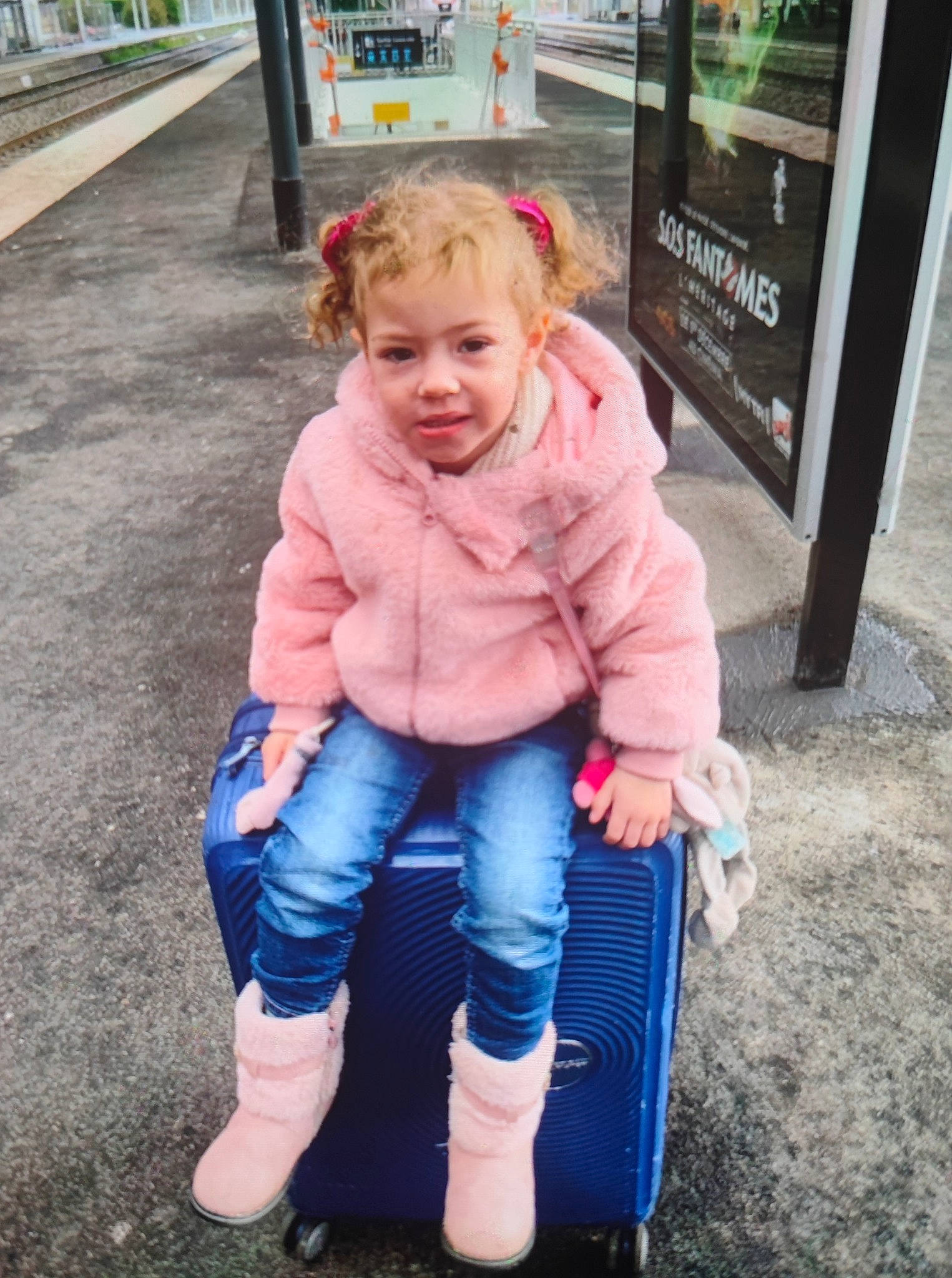 Athéna a rejoint le concours — aidez-le/la à gagner de superbes lots ! asphalt, city, cool, denim, electric_blue, grass, happy, human_leg, jacket, jeans, leisure, person, public_space, recreation, road_surface, shoe, smile, sneakers, sunglasses, toddler