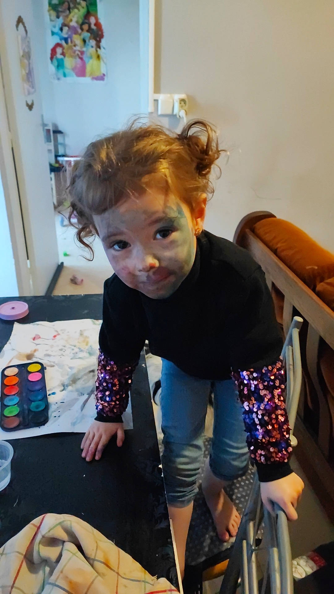 Athéna a rejoint le concours — aidez-le/la à gagner de superbes lots ! baby_toddler_clothing, blond, chair, child, cooking, electric_blue, eyelash, fashion_accessory, fashion_design, flooring, fun, human_leg, knee, person, room, sitting, sleeve, sportswear, t_shirt, thigh