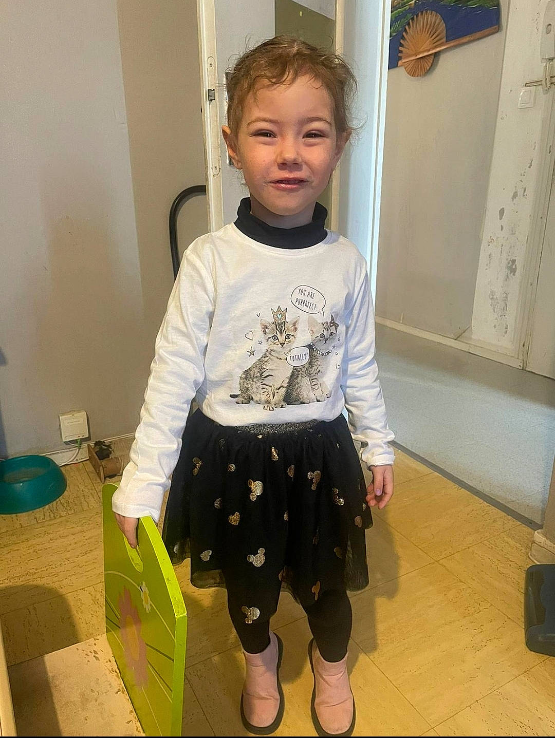 Athéna a rejoint le concours — aidez-le/la à gagner de superbes lots ! baby_toddler_clothing, child, fashion_design, flooring, fun, happy, human_leg, knee, leggings, pattern, person, room, sleeve, smile, sportswear, t_shirt, thigh, tights, toddler, top