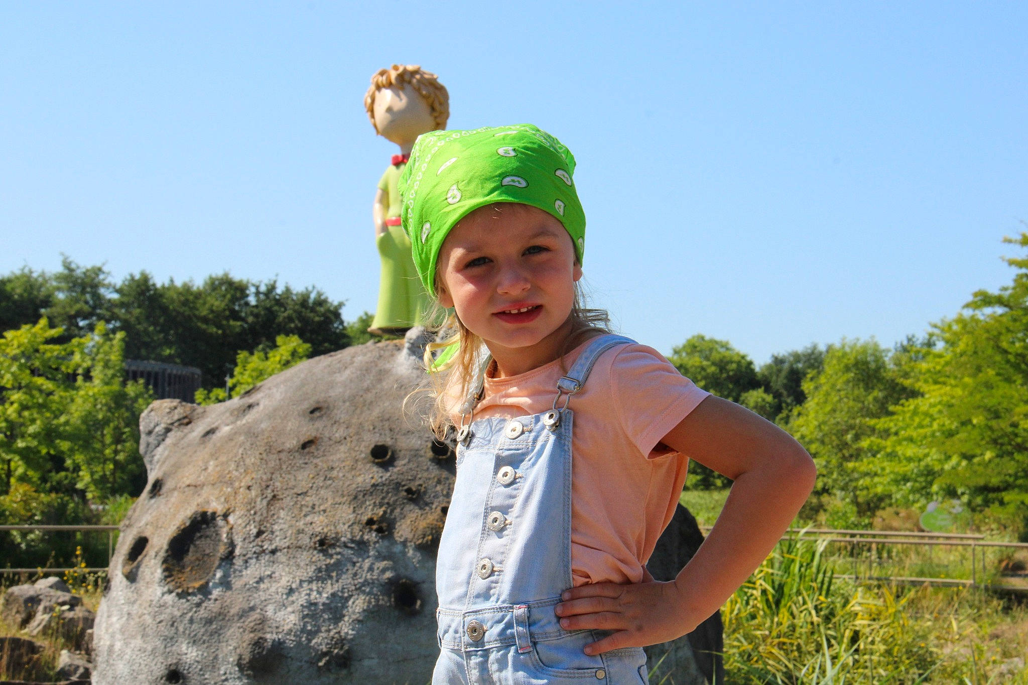 Maëlya participe au concours pour gagner de l'argent avec cette photo : adventure, cap, fun, grass, happy, headgear, headwear, landscape, leisure, people_in_nature, person, personal_protective_equipment, plant, recreation, sand, sky, smile, soil, t_shirt, travel