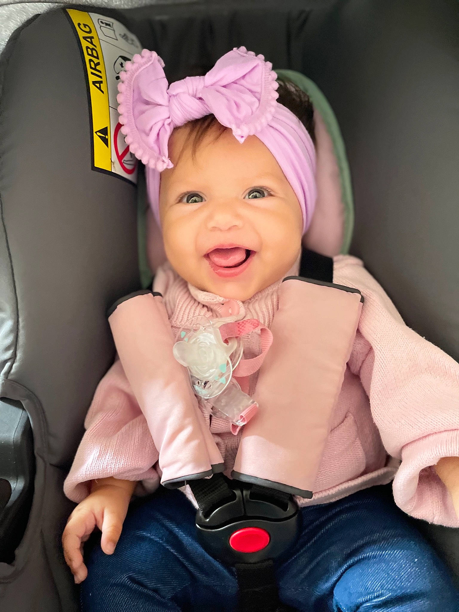 Ilyana a rejoint le concours — aidez-le/la à gagner de superbes lots ! baby, baby_products, baby_toddler_clothing, child, comfort, costume_hat, eye, fashion_accessory, finger, fun, gesture, happy, headband, headwear, magenta, person, pink, sitting, skin, smile