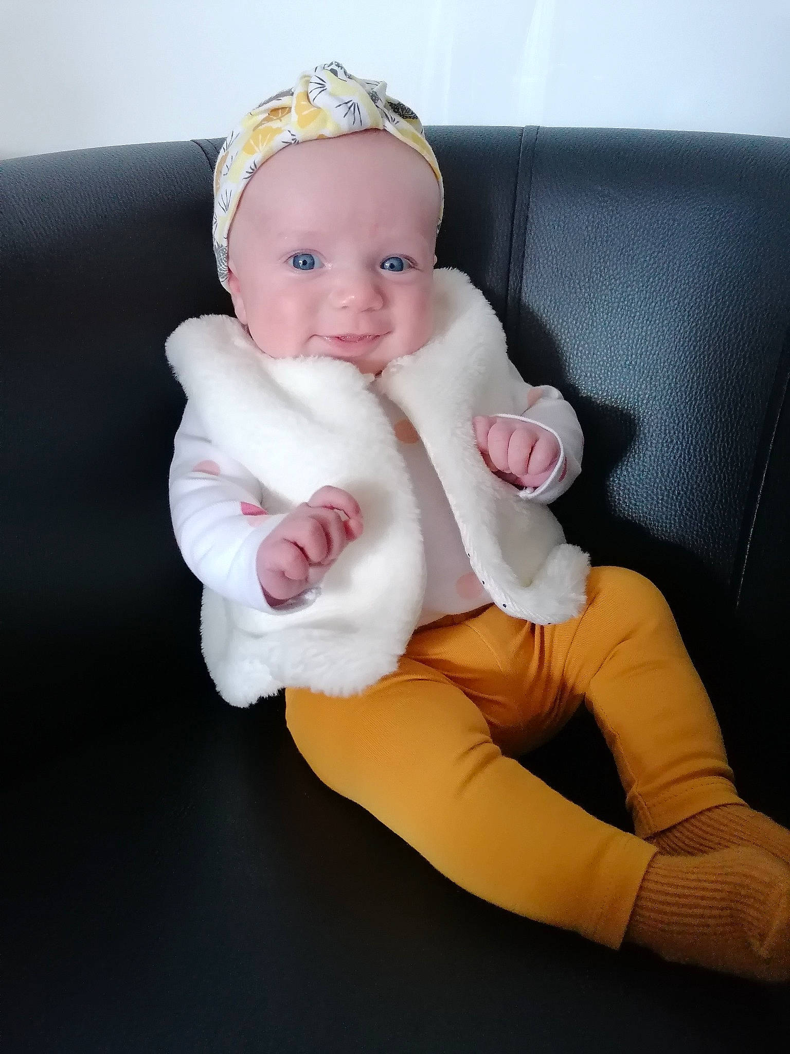 Ninon participe au concours pour gagner de l'argent avec cette photo : baby, baby_toddler_clothing, cheek, comfort, couch, eye, gesture, hand, head, human_body, human_leg, knee, lip, nail, person, sleeve, thigh, thumb, toddler, trunk