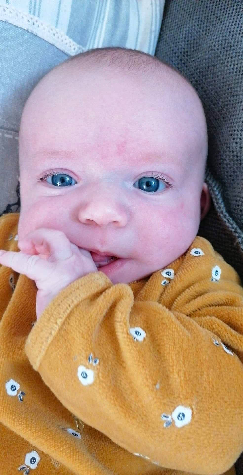 Ninon participe au concours pour gagner de l'argent avec cette photo : baby, baby_toddler_clothing, cheek, child, chin, collar, ear, eye, eyebrow, eyelash, happy, iris, lip, mouth, nose, organ, people, person, skin, sleeve