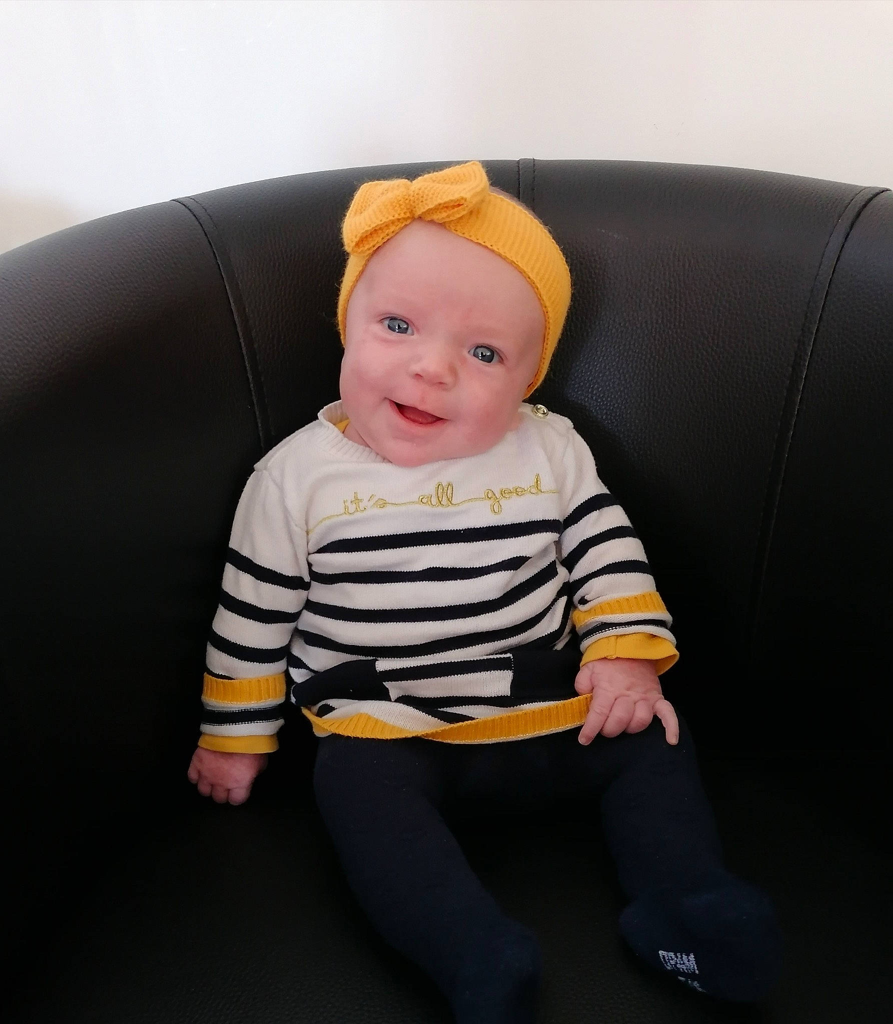 Ninon a rejoint le concours — aidez-le/la à gagner de superbes lots ! arm, baby, baby_products, baby_toddler_clothing, cap, child, comfort, costume_hat, couch, fashion_accessory, headwear, human_body, human_leg, knee, orange, person, personal_protective_equipment, sitting, sleeve, smile