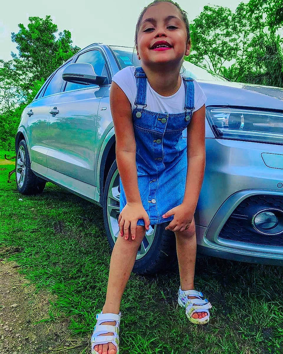 Marcelle a rejoint le concours — aidez-le/la à gagner de superbes lots ! blue, car, child, city_car, compact_car, denim, electric_blue, family_car, footwear, grass, joy, luxury_vehicle, minivan, person, shoe, smile, subcompact_car, summer, t_shirt, vacation