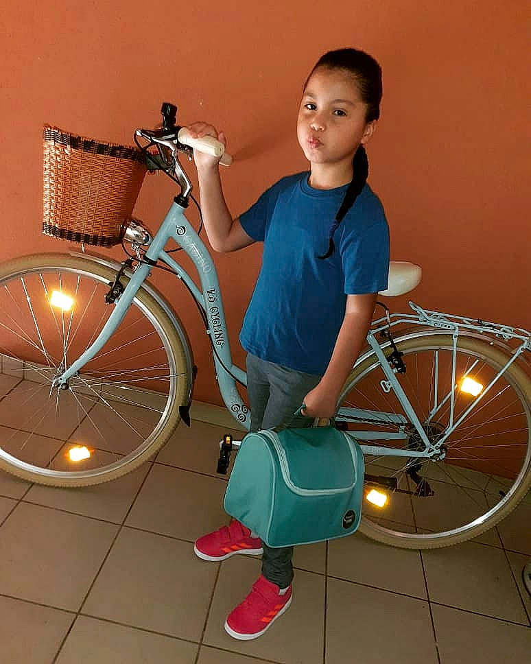 Marcelle participe au concours pour gagner de l'argent avec cette photo : bicycle, bicycle_accessory, bicycle_drivetrain_part, bicycle_frame, bicycle_handlebar, bicycle_part, bicycle_saddle, bicycle_stem, bicycle_tire, bicycle_wheel, bicycles_equipment_and_supplies, hybrid_bicycle, leg, person, photography, rim, road_bicycle, snapshot, spoke, sports_equipment