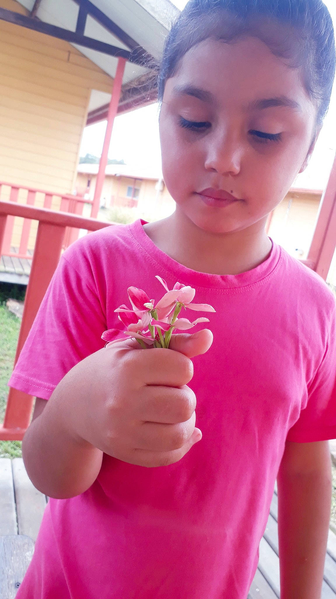 Marcelle participe au concours pour gagner de l'argent avec cette photo : child, finger, flower, hand, person, pink, plant, thumb