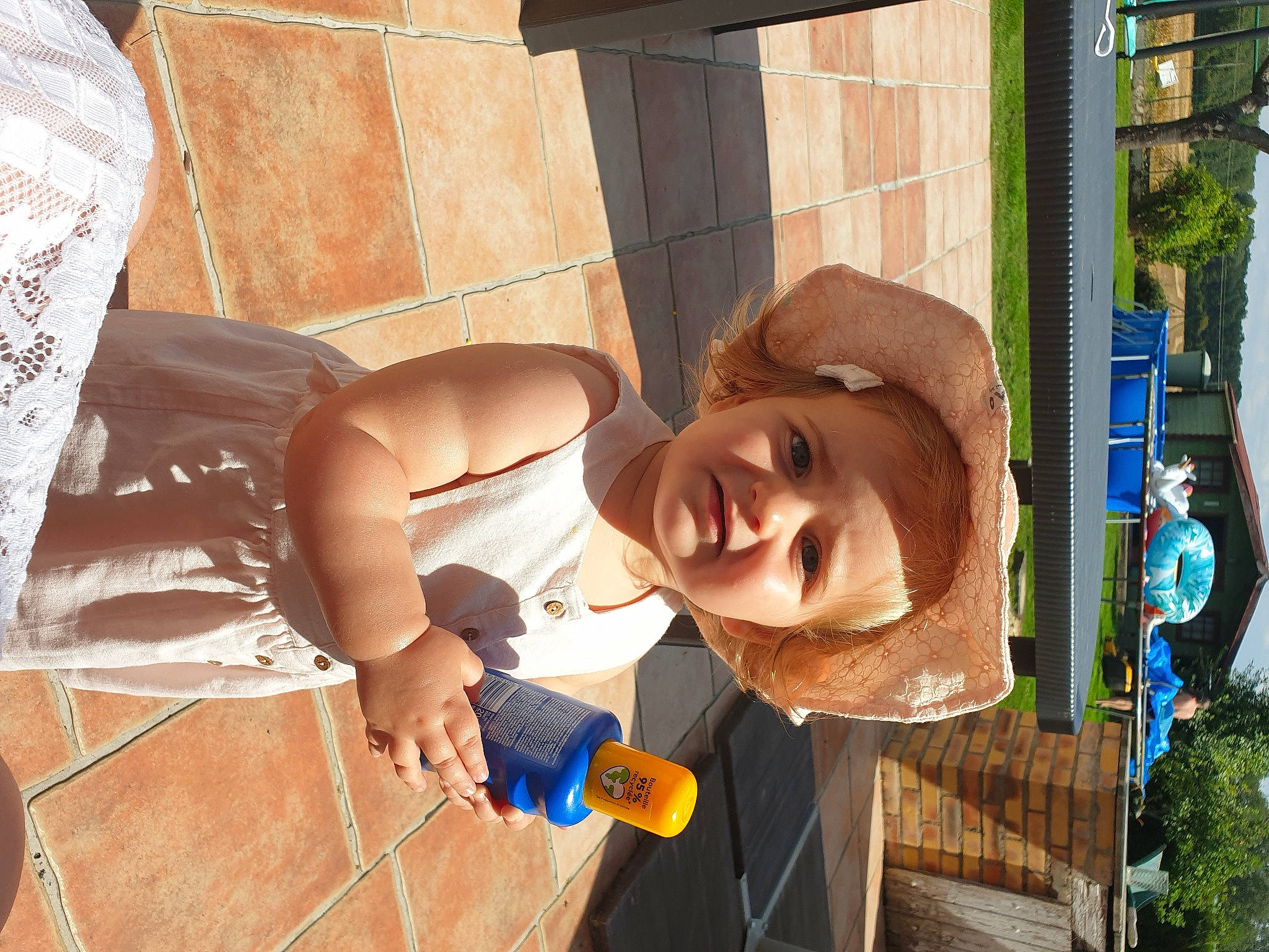 Miya participe au concours pour gagner de l'argent avec cette photo : child, fun, grass, happy, hat, leisure, outdoor_play_equipment, person, plant, play, recreation, smile, sun_hat, t_shirt, toddler, tree, vacation, wood