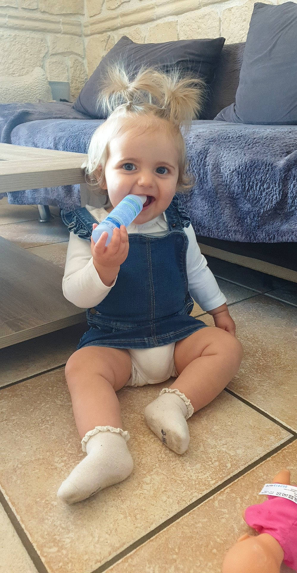 Miya participe au concours pour gagner de l'argent avec cette photo : baby_toddler_clothing, cheek, comfort, couch, eye, floor, hairstyle, head, human_body, iris, joint, leg, mammal, person, photograph, skin, sleeve, smile, thigh, toddler