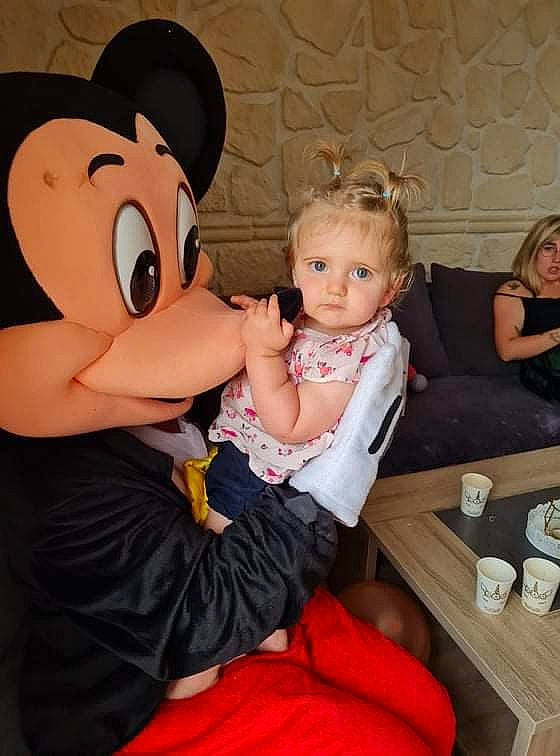 Miya a rejoint le concours — aidez-le/la à gagner de superbes lots ! baby, child, comfort, event, facial_expression, fun, happy, interaction, lap, mascot, person, pink, plush, room, sitting, stuffed_toy, table, toddler, toy, vacation