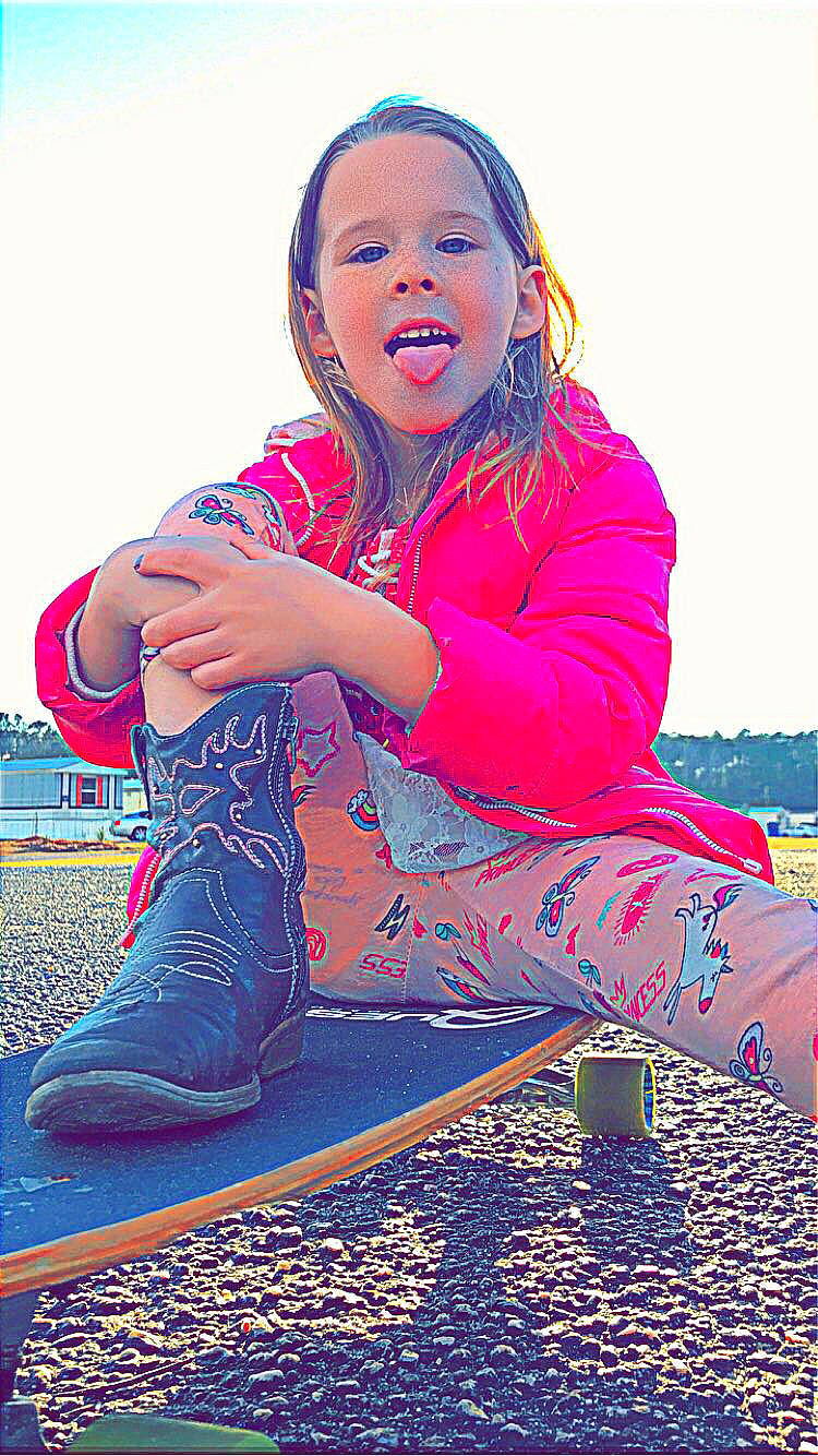 Naleah is registered to the contest to win money with this photo: child, electric_blue, facial_expression, flash_photography, fun, grass, hairstyle, happy, human_leg, leisure, magenta, pattern, people_in_nature, person, pink, sitting, sky, sleeve, smile, thigh