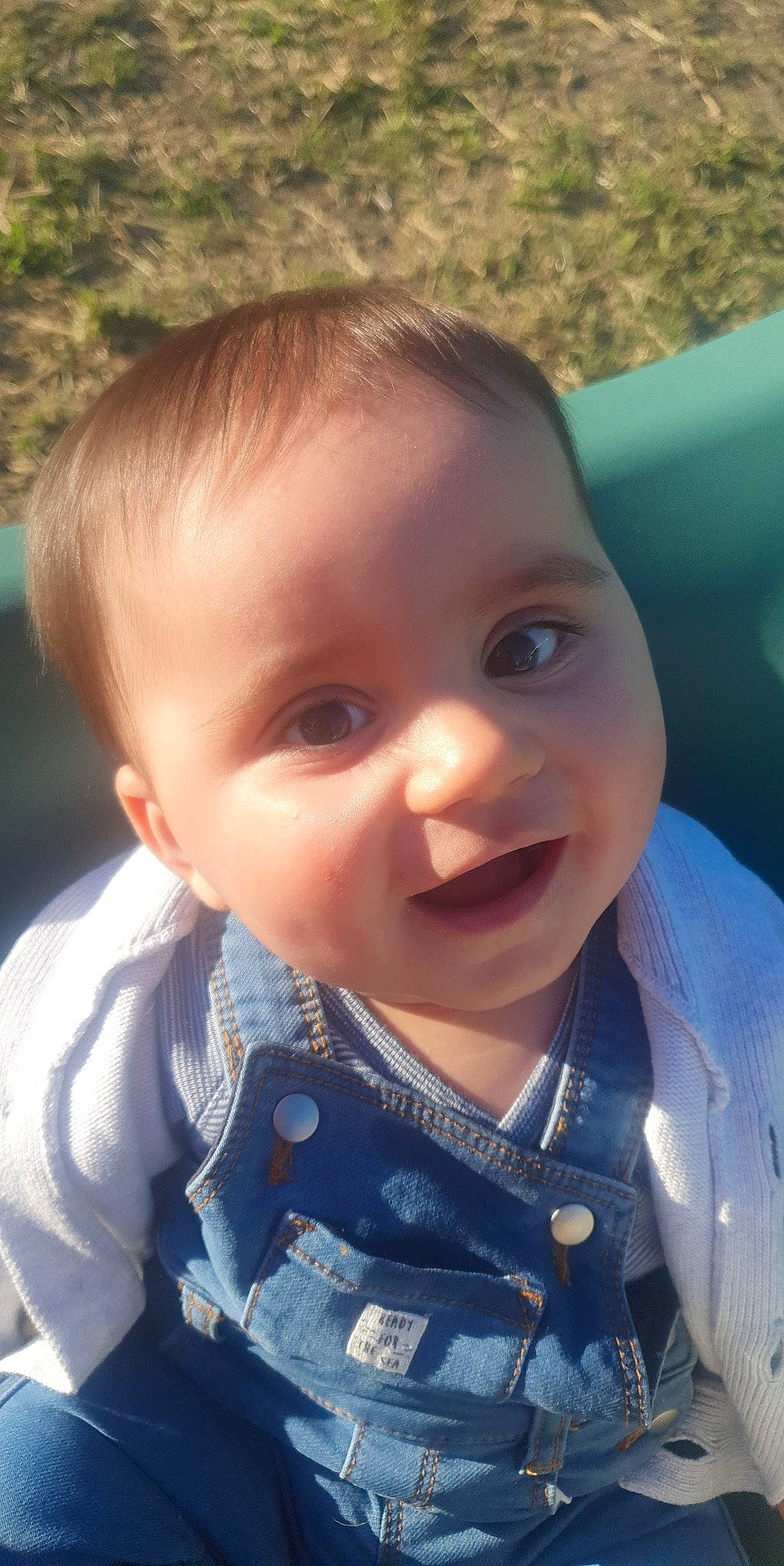 Théo a rejoint le concours — aidez-le/la à gagner de superbes lots ! baby, baby_toddler_clothing, cheek, chin, ear, eyebrow, eyelash, facial_expression, forehead, hair, happy, human, iris, lip, mouth, neck, nose, person, skin, sleeve