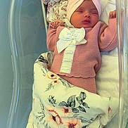 Zayna participe au concours pour gagner de l'argent avec cette photo : newborn, baby, sleeping, pink_clothing, headband, bow, blanket, floral_pattern, plush_toy, bunny, hospital_bassinet, hospital, crib, infant, soft_toy, baby_clothes, cute, peaceful, resting, indoors