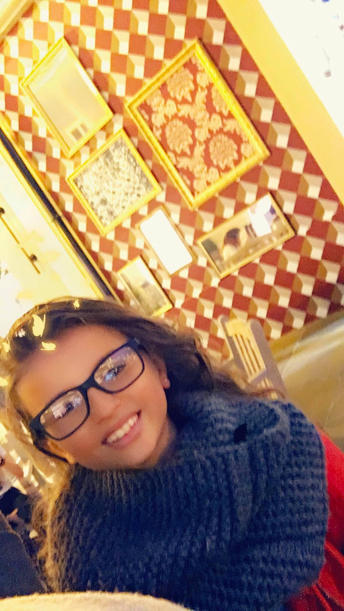 Kawtar participe au concours pour gagner de l'argent avec cette photo : cool, eyewear, fun, girl, glasses, joy, pattern, person, selfie, smile, sunglasses, vision_care, yellow