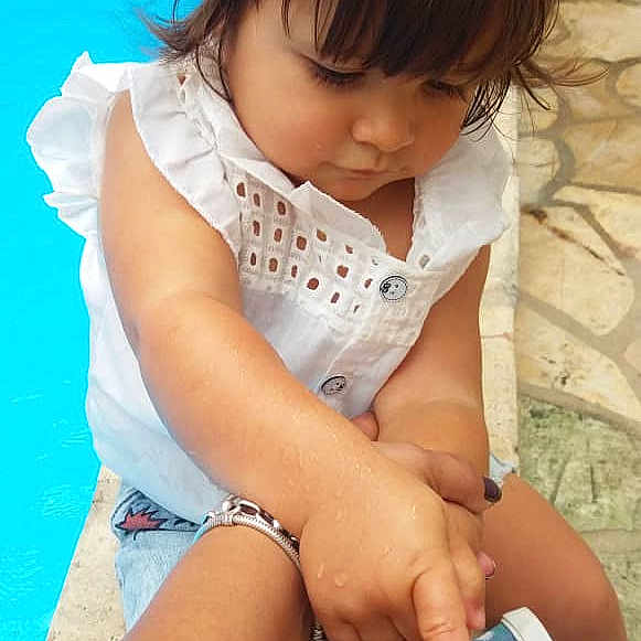 Milena is registered to the contest to win money with this photo: baby, child, hand, leg, neck, play, skin, thigh, toddler