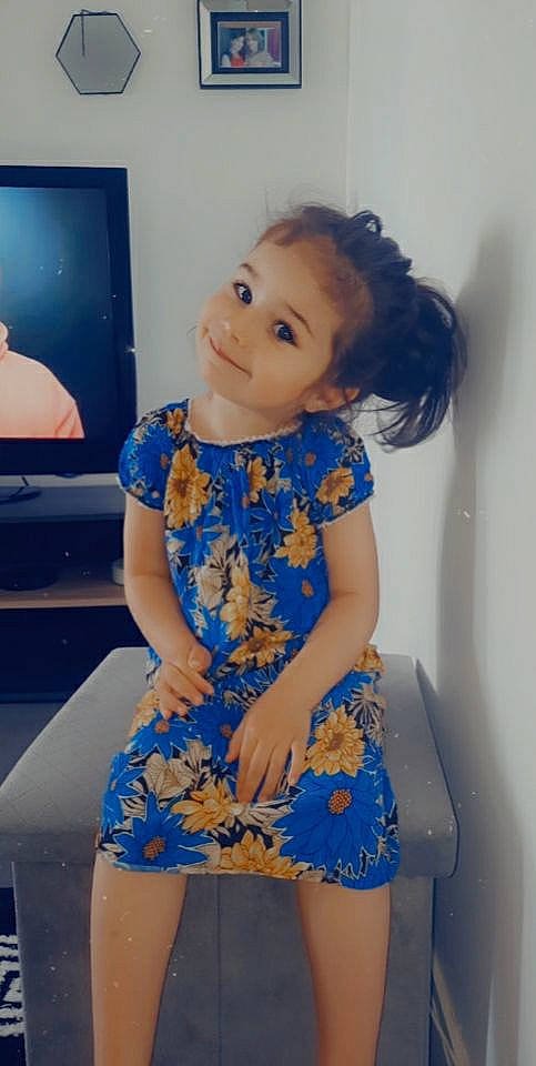 Chanez a rejoint le concours — aidez-le/la à gagner de superbes lots ! azure, baby_toddler_clothing, day_dress, dress, electric_blue, face, fashion_design, human_leg, joint, one_piece_garment, pattern, person, purple, shoulder, skin, sleeve, standing, television, thigh, toddler