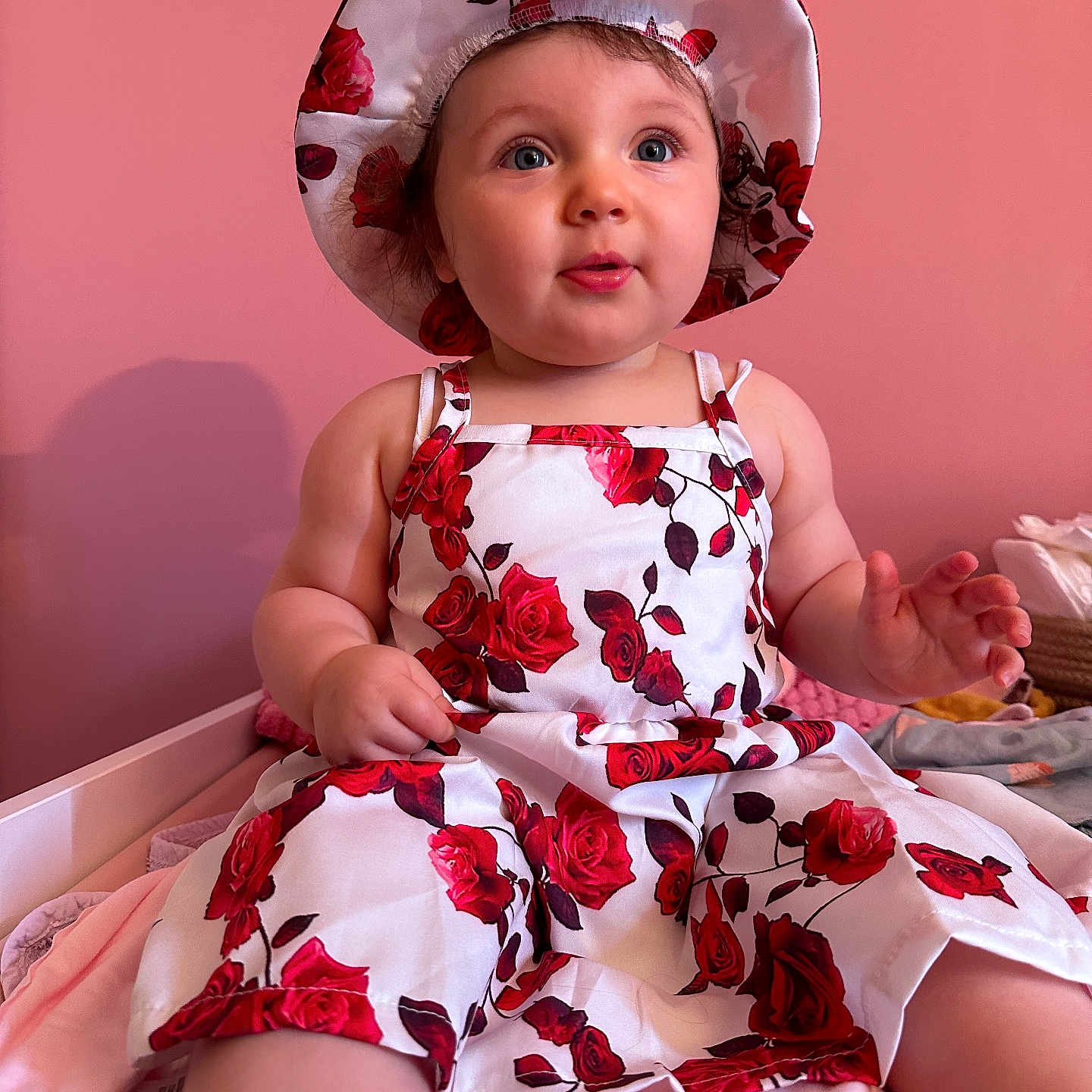 Alba participe au concours pour gagner de l'argent avec cette photo : baby, bodypart, bonnet, clothing, costume, dress, face, finger, flower, furniture, hand, hat, head, person, photography, plant, portrait, rose, sitting, sunhat