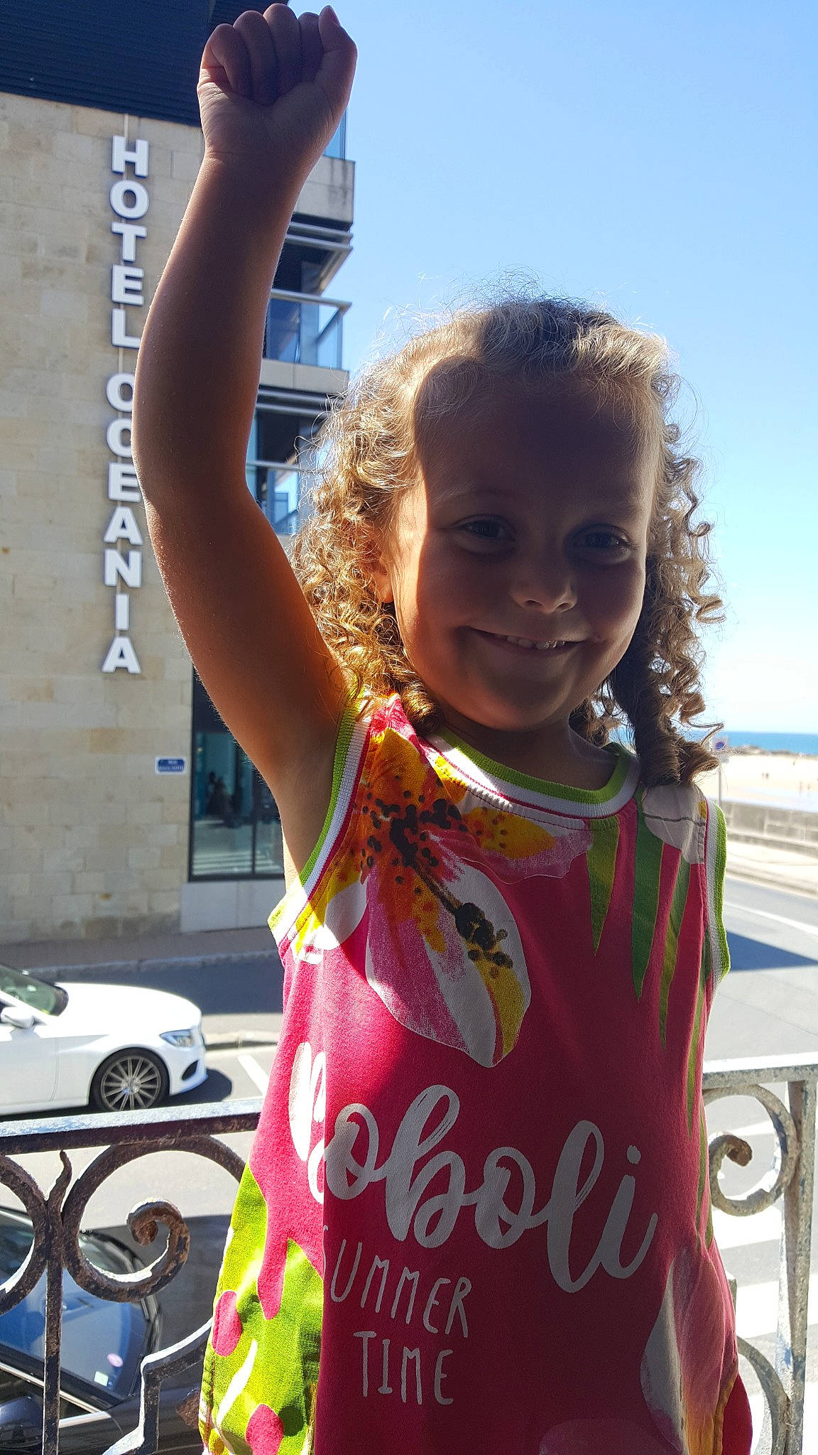 Elya a rejoint le concours — aidez-le/la à gagner de superbes lots ! child, finger, fun, joy, neck, person, shoulder, smile, summer, vacation