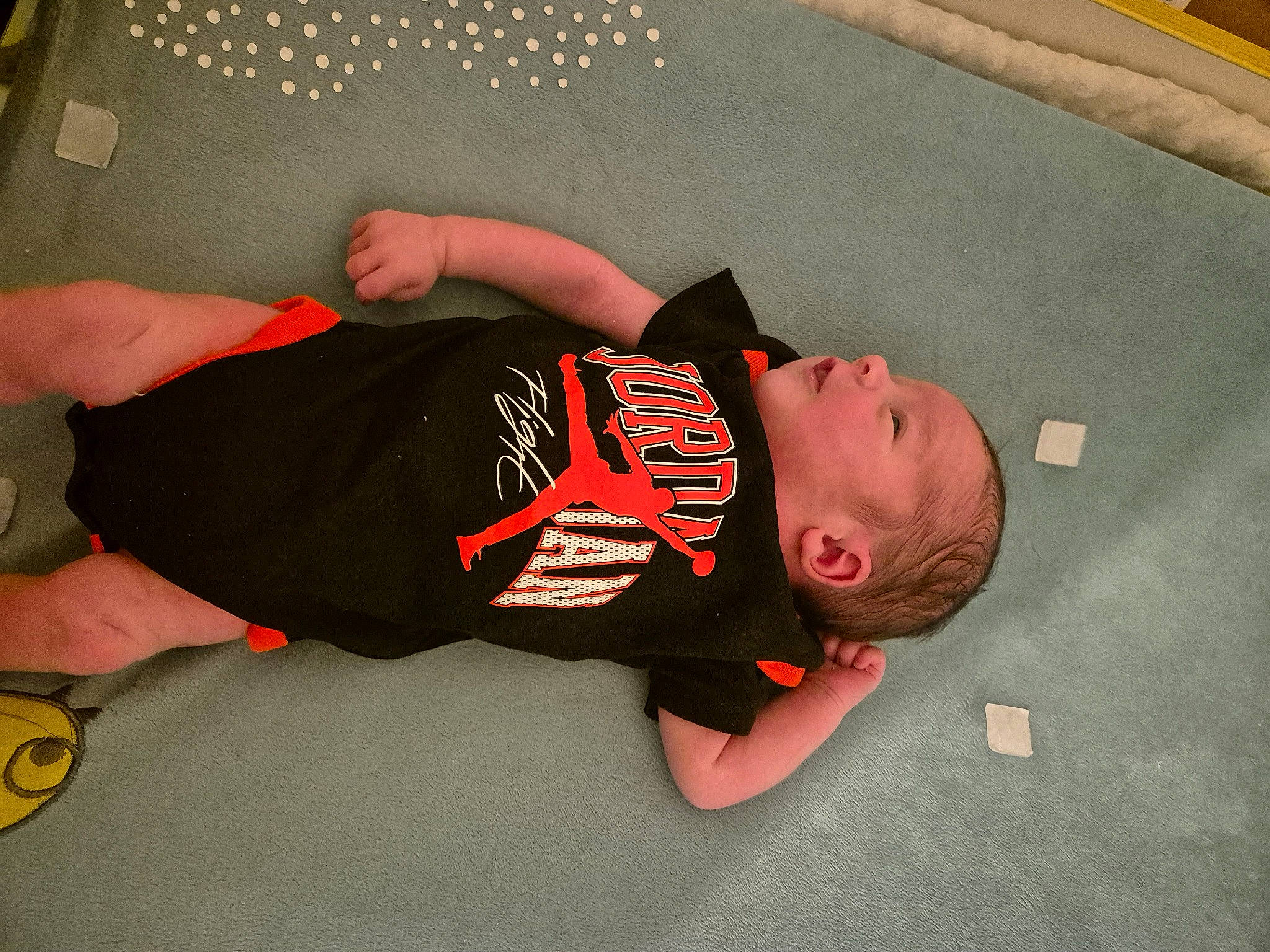 Livio participe au concours pour gagner de l'argent avec cette photo : abdomen, chest, comfort, competition_event, elbow, flooring, knee, leg, person, physical_fitness, room, sleeve, sports, sportswear, striking_combat_sports, t_shirt, thigh, toddler, trunk, wrist