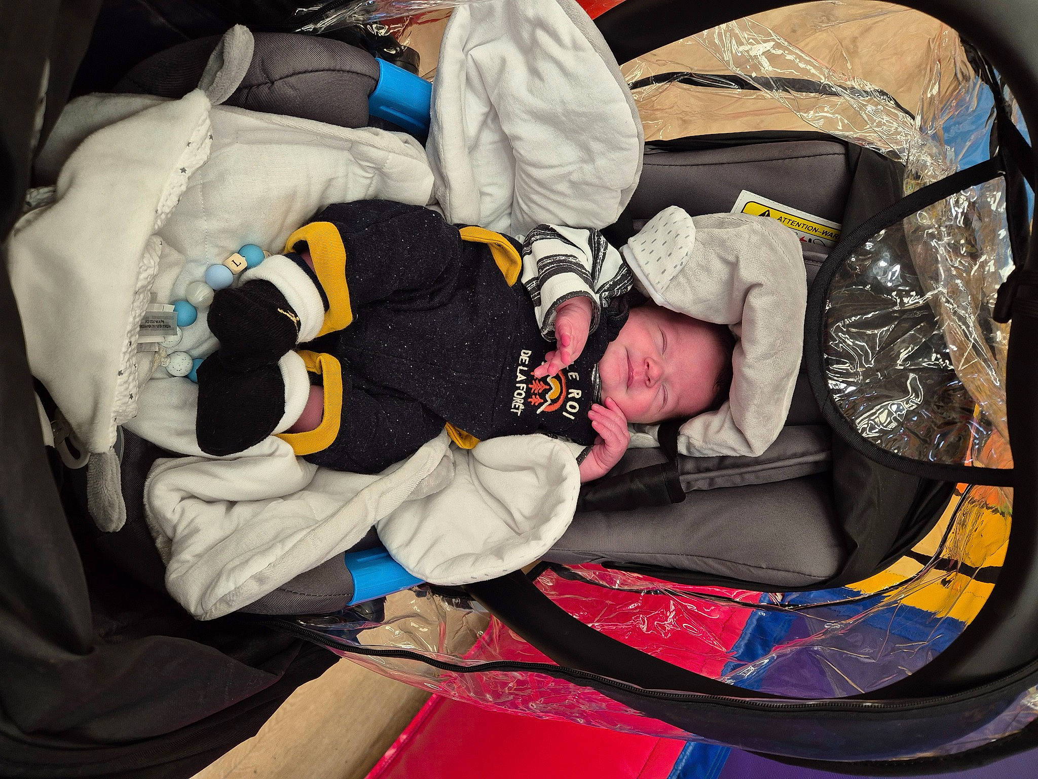 Livio a rejoint le concours — aidez-le/la à gagner de superbes lots ! baby, baby_carriage, baby_products, baby_toddler_clothing, car_seat, child, circle, comfort, fun, lap, nap, person, sitting, sleep, toddler, tree