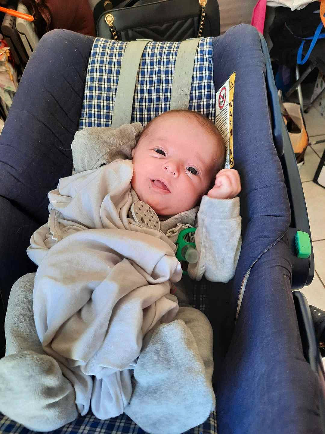 Amalia a rejoint le concours — aidez-le/la à gagner de superbes lots ! auto_part, baby, baby_carriage, baby_products, baby_safety, baby_toddler_clothing, car_seat, chair, cheek, child, comfort, fur, grass, lap, linens, pattern, person, sitting, tartan, toddler