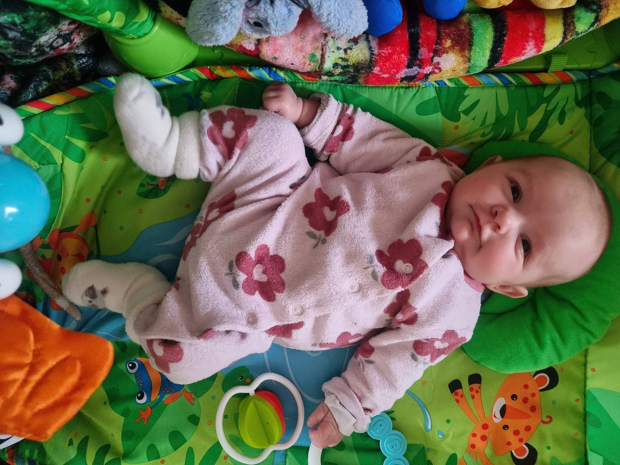 Maena a rejoint le concours — aidez-le/la à gagner de superbes lots ! baby, baby_products, baby_toddler_clothing, baby_toys, bedding, bedtime, carmine, cheek, child, comfort, event, green, linens, pattern, person, play, red, room, textile, toddler