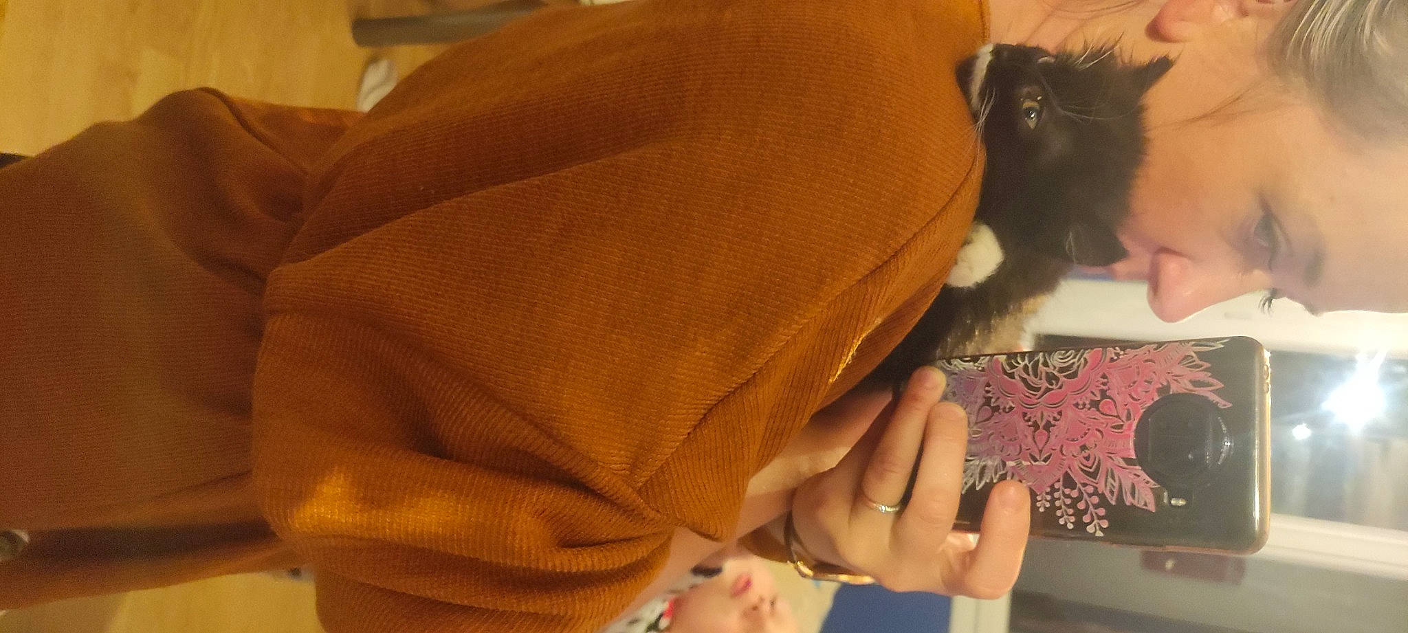 Choukette participe au concours pour gagner de l'argent avec cette photo : bag, comfort, companion_dog, finger, flooring, foot, gesture, human_leg, knee, linens, luggage_and_bags, nail, sitting, tail, textile, thigh, thumb, whiskers, wood, wrist