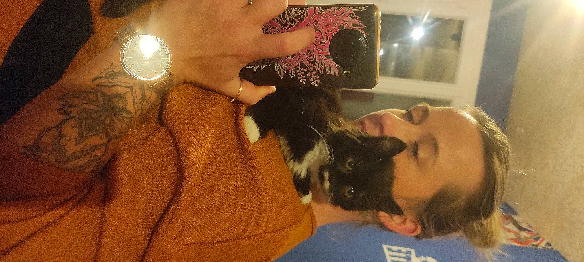 Choukette participe au concours pour gagner de l'argent avec cette photo : beard, black_hair, carnivore, cat, cool, ear, eyelash, fawn, felidae, finger, fun, gesture, hand, jaw, leg, mouth, neck, small_to_medium_sized_cats, snout, whiskers