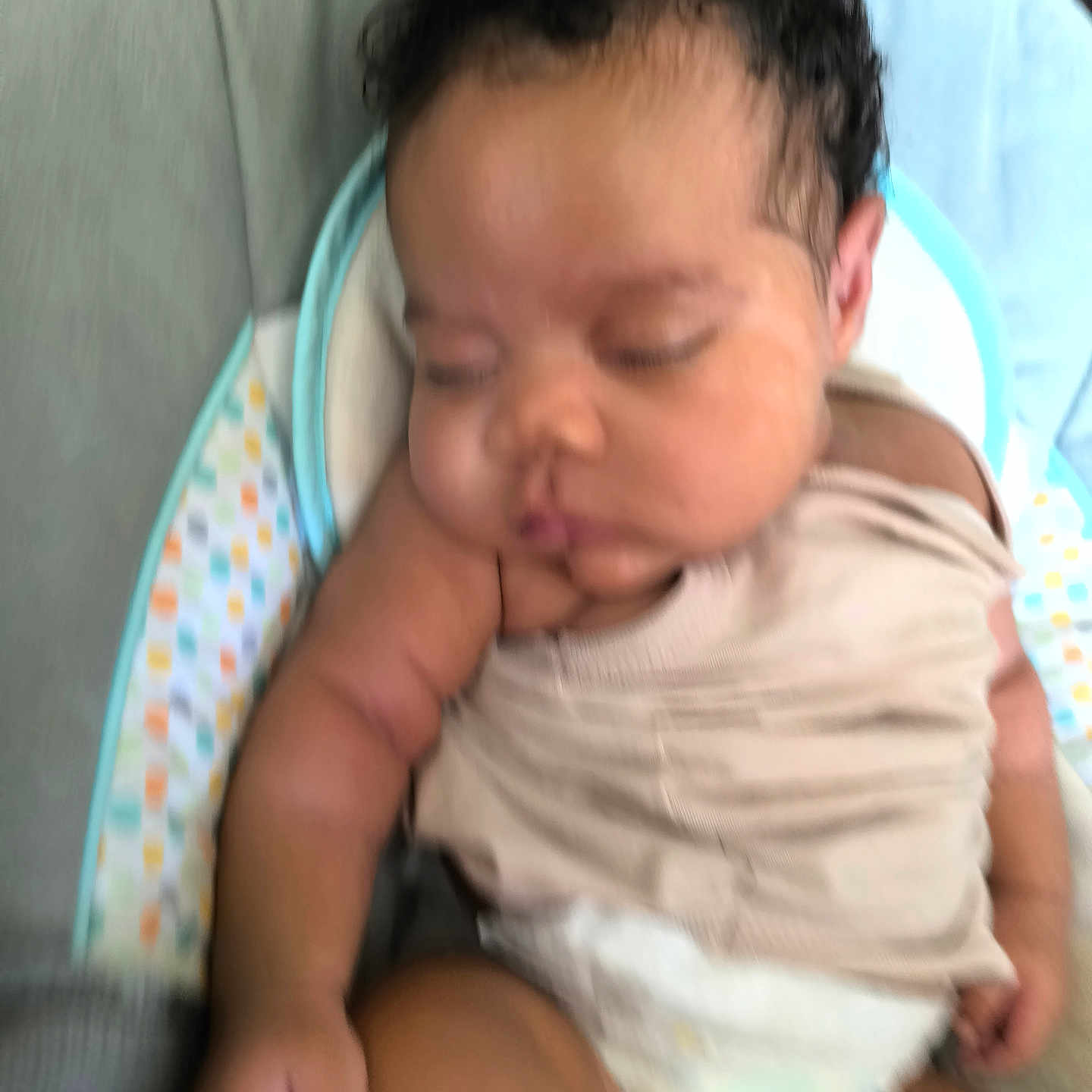 éliora participe au concours pour gagner de l'argent avec cette photo : adorable, arm, baby, baby_seat, child, clothing, curly_hair, cushion, cute, diaper, hand, indoors, infant, napping, peaceful, portrait, rest, skin, sleeping, young