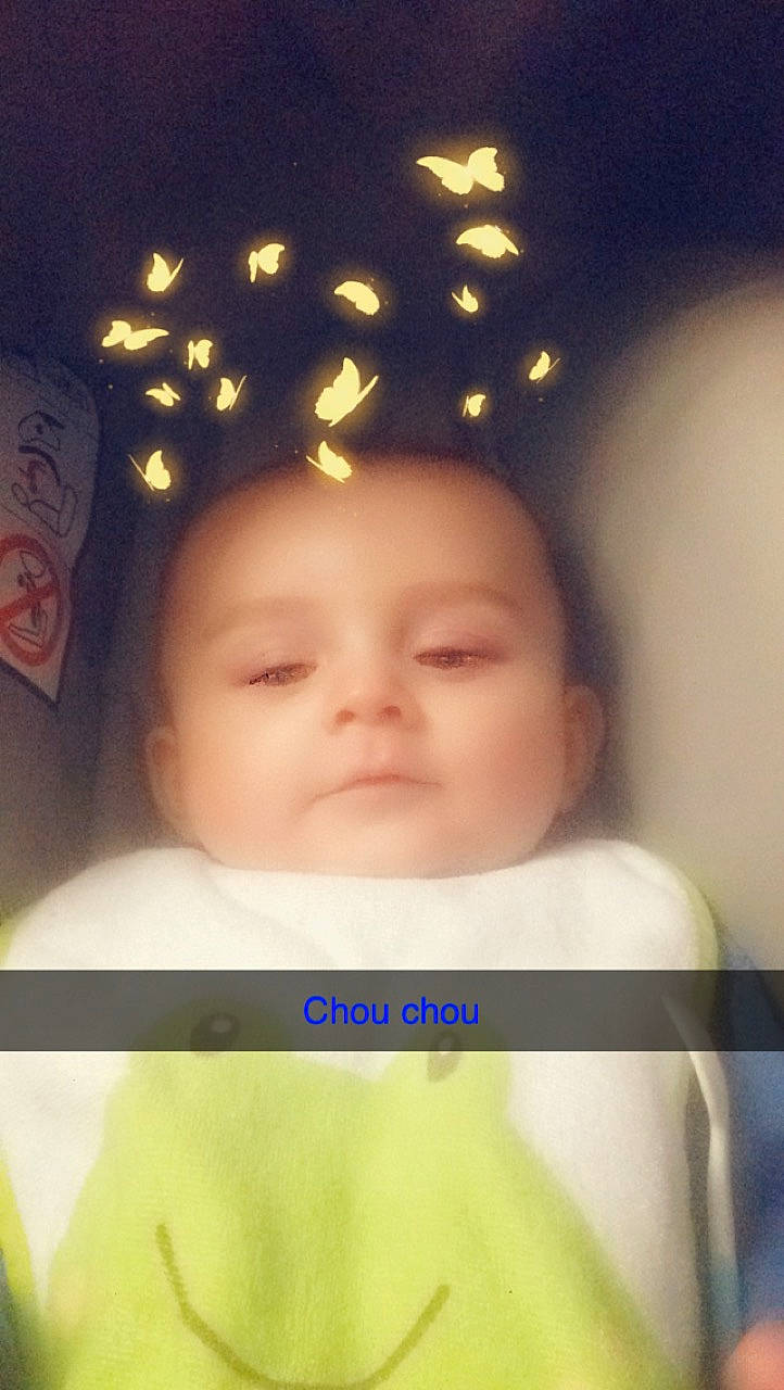 Lylian participe au concours pour gagner de l'argent avec cette photo : baby, baby_products, baby_toddler_clothing, cheek, child, christmas, christmas_decoration, christmas_eve, christmas_lights, eye, eyebrow, eyelash, facial_expression, forehead, iris, lip, ornament, person, portrait_photography, skin