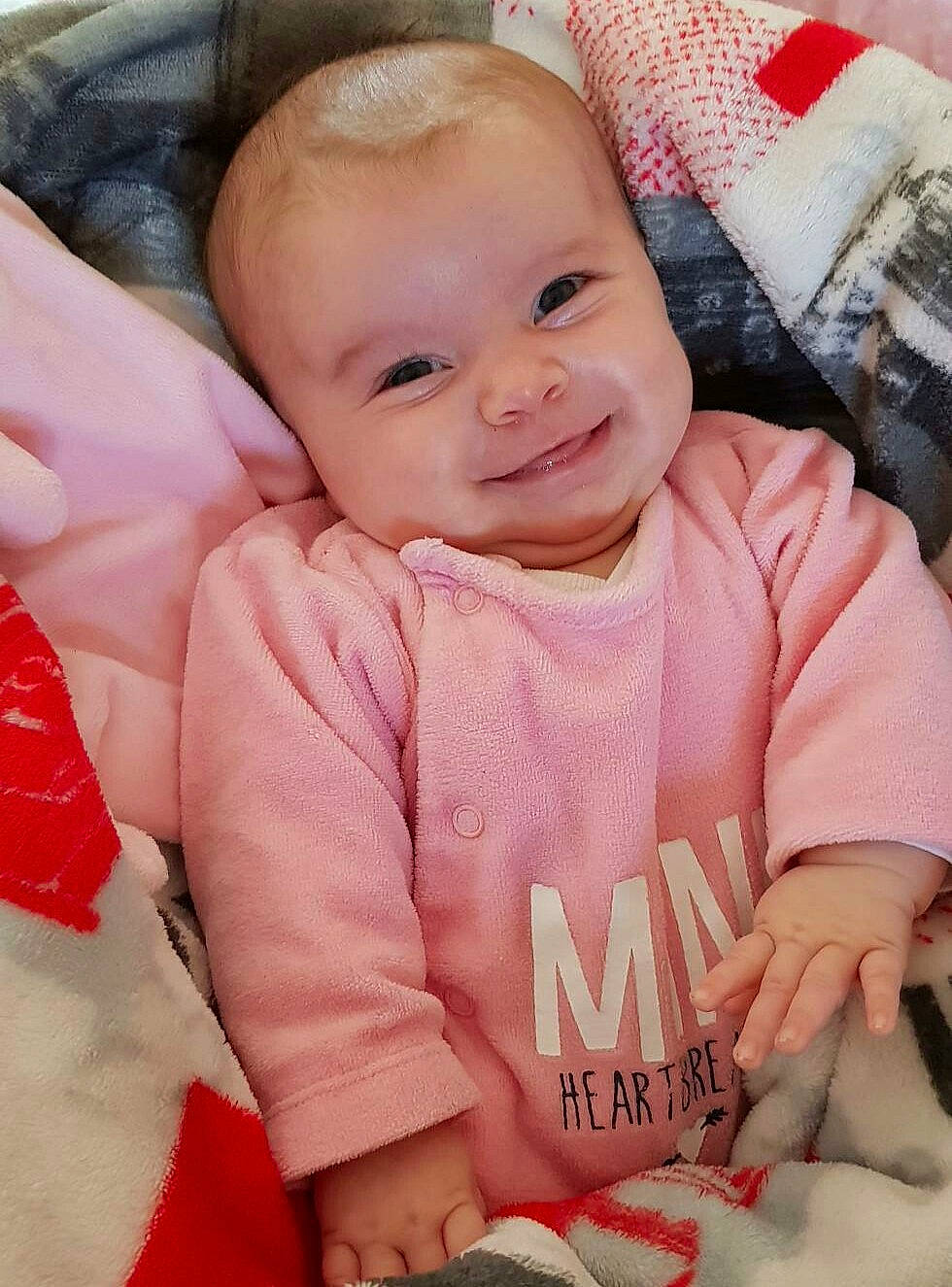 Lalie participe au concours pour gagner de l'argent avec cette photo : baby, baby_products, cheek, child, eye, face, finger, head, joy, lip, nose, person, pink, skin, smile, toddler