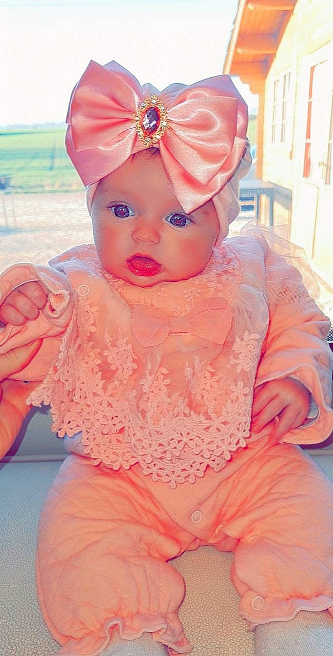 Clover a rejoint le concours — aidez-le/la à gagner de superbes lots ! art, baby, baby_toddler_clothing, child, costume_hat, event, glasses, happy, hat, headband, headpiece, headwear, jewellery, magenta, orange, peach, person, pink, plant, red