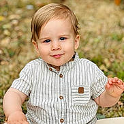 Gabriel a rejoint le concours — aidez-le/la à gagner de superbes lots ! toddler, child, smile, outdoor, grass, striped_clothing, button_up, baby, sitting, cute, young_child, face, hand, expression, blond_hair, romper, nature, fall, play, portrait