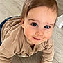 Gabriel a rejoint le concours — aidez-le/la à gagner de superbes lots ! baby, beige_sweater, casual_clothing, child, closeup, crawling, curious, cute, eyes, face, floor, hands, happy, head, indoor, person, portrait, smiling, wooden_floor, young_child